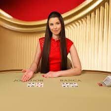Tampilan live dealer Sic Bo Dadu di apelbet login dengan tiga dadu transparan dan meja taruhan